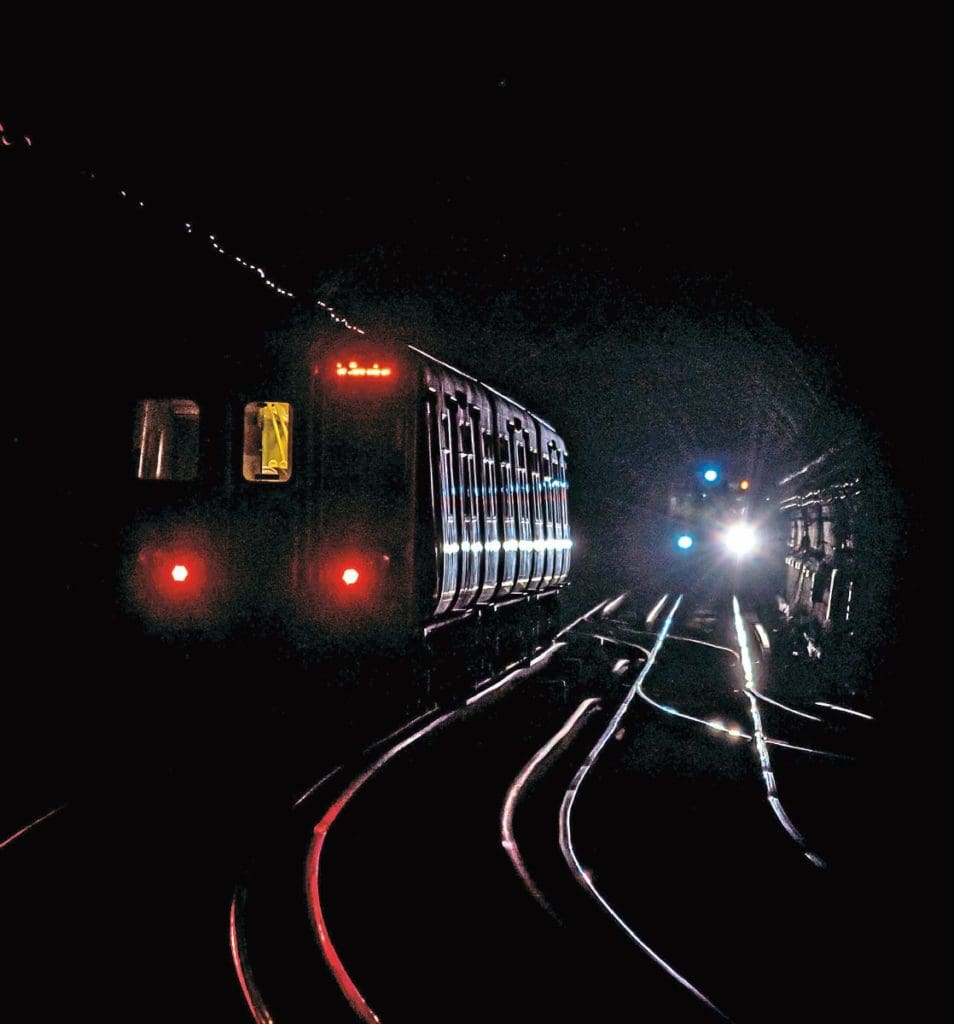 Class 508 units about to pass each other in Merseyrail tunnels in August 2021